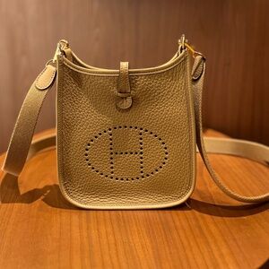 Evelyn 16 biscuit with gold hardware